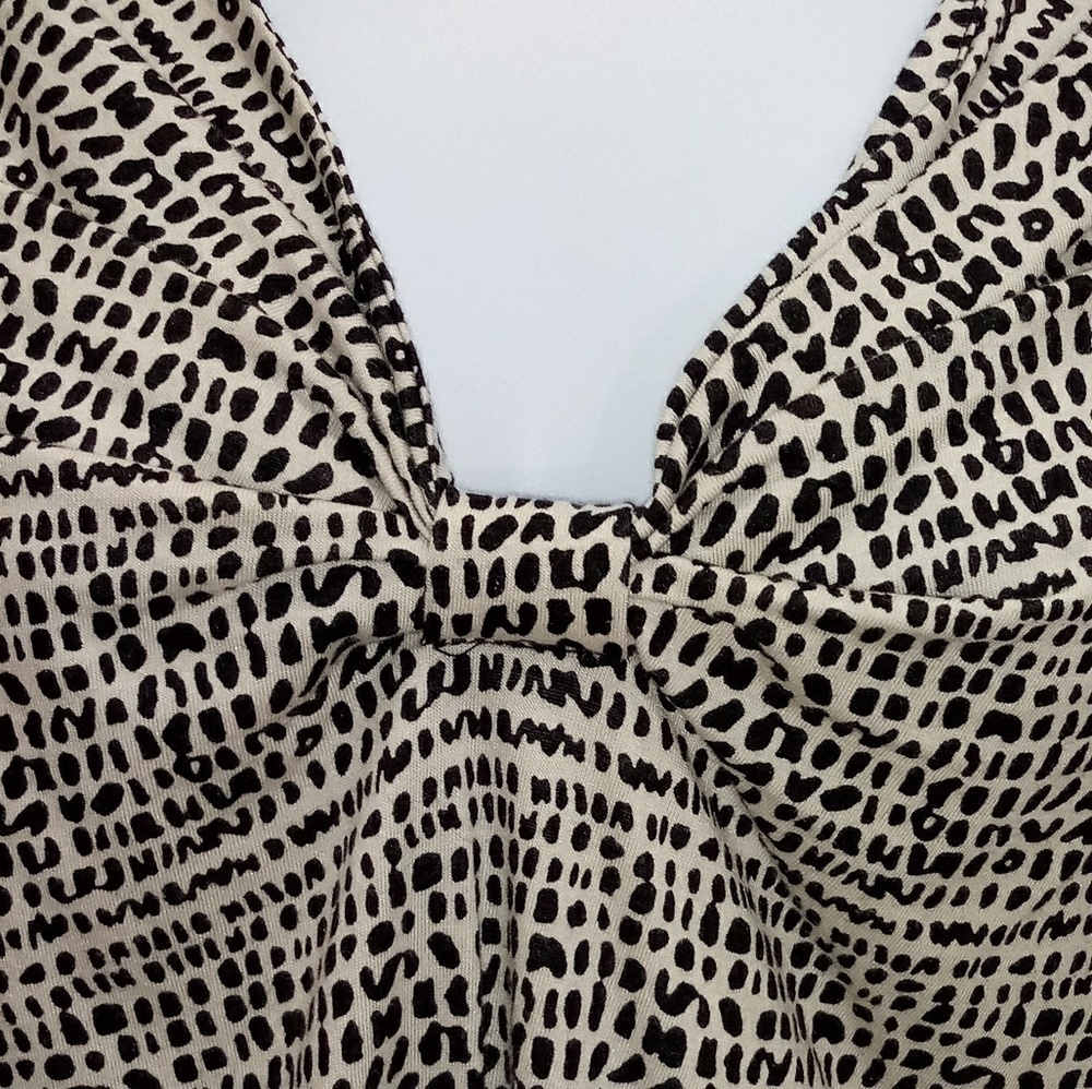 Dana Buchman V-neck Top with gathering - Picture 2 of 6